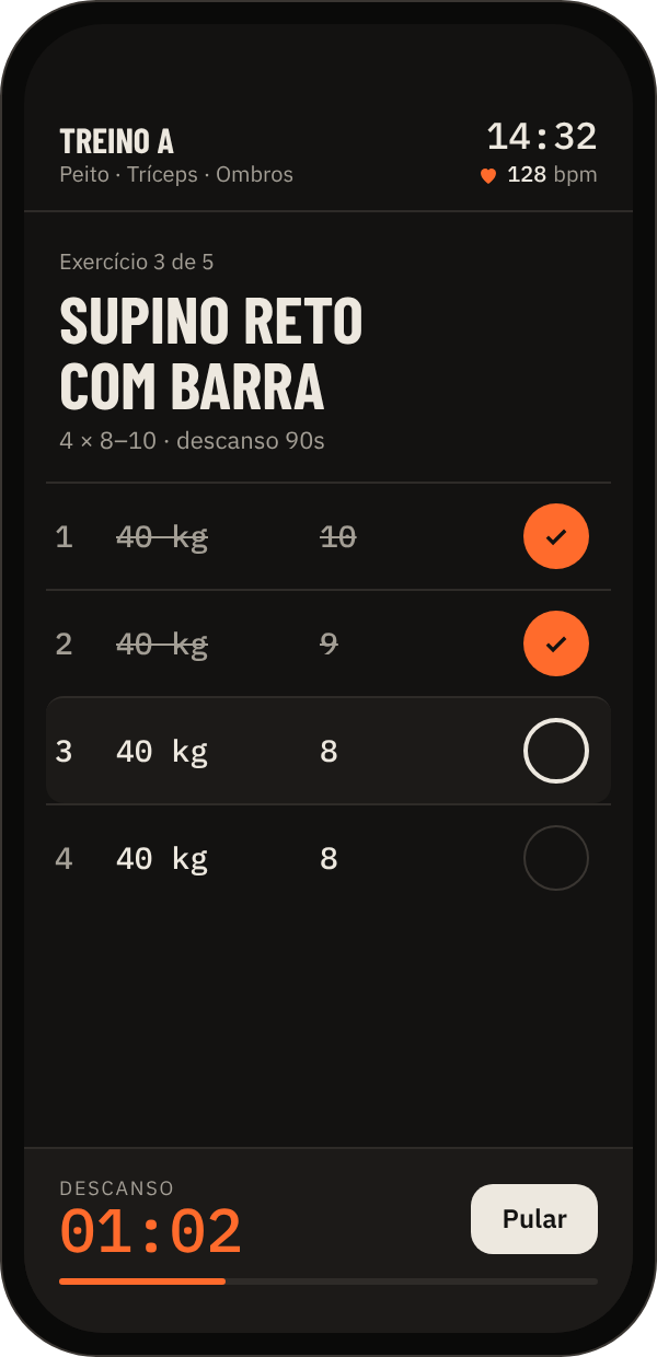 Celular no Treino A: Supino reto com barra, séries 1 e 2 marcadas, série 3 em andamento e descanso em 01:02